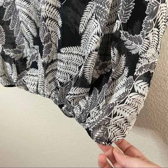 Sheer Blouse Relaxed Short Sleeve Fern Pattern Button Size Medium TS7880-01-01 - Picture 7 of 12